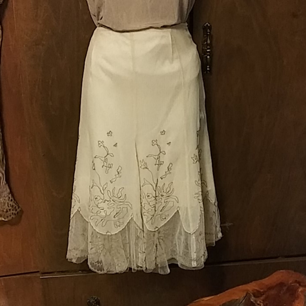 TAHARI SILK BEIGE EMBROIDERED LACE FLOUNCED  SKIRT